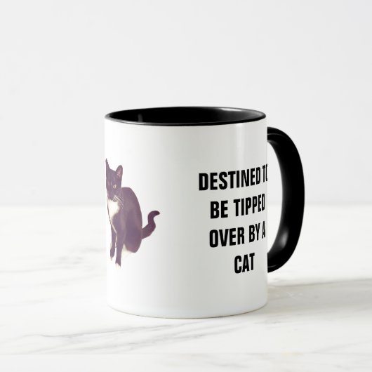 猫によってひっくり返されるために予定される マグカップ (正面右)