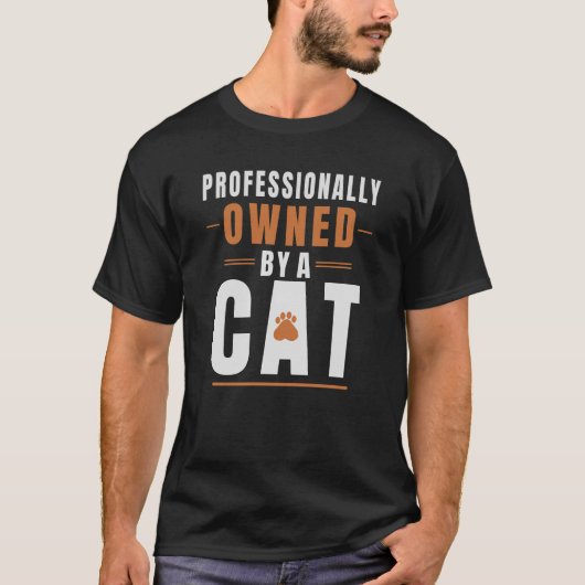 猫にプロ級に飼われてるTシャツ ねこ好きな人へ Tシャツ (正面)