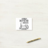 猫に気が散り、猫の本を読むおもしろい ポストイット (デスク上)