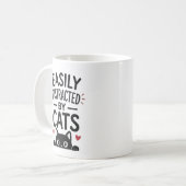 猫に気を取られがち ネコ好きのための面白い名言 コーヒーマグカップ (正面左)