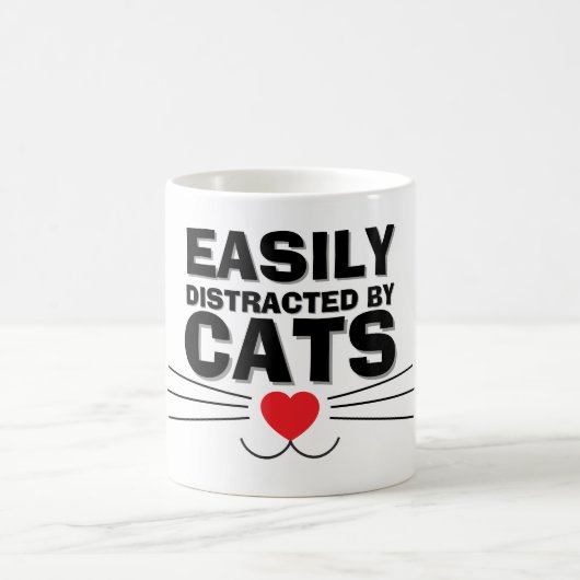 猫に気を取られるのは仕方ない マグカップ | We Are All Mugs (中央)