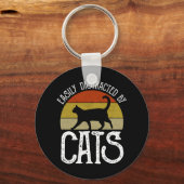 猫に気を取られる キーホルダー (裏面)