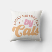 猫に気を取られる クッション (裏面)