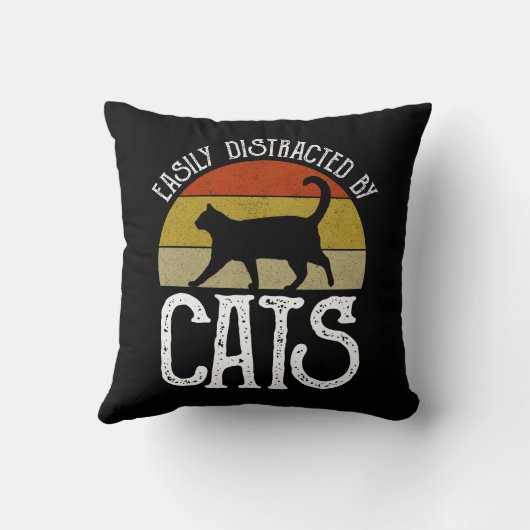 猫に気を取られる クッション (裏面)