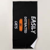 猫に気を取られる ビーチタオル (正面)