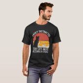 猫に気を取られる Tシャツ (正面フル)
