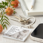 猫のおもしろいキャプションが家具を台無しにする キーホルダー (正面右)