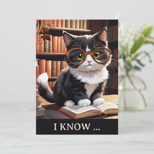 猫のおもしろい本が遅れている誕生日 カード (スタンド正面)