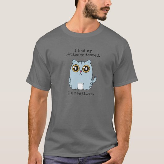 猫のおもしろい皮肉なことわざ私は忍耐テストした Tシャツ (正面)