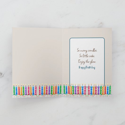 猫のぞきのまわりにカーテン誕生日ユーモア カード (内部)