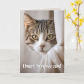 猫のぞきのまわりにカーテン誕生日ユーモア カード (黄色い花)