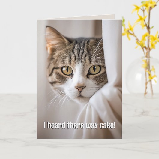 猫のぞきのまわりにカーテン誕生日ユーモア カード (黄色い花)