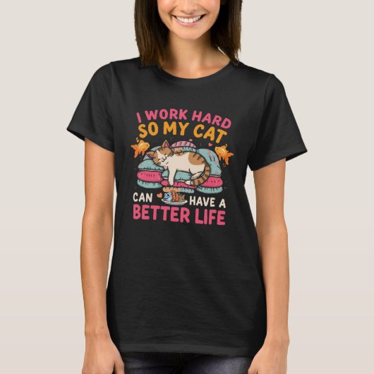 猫のためのより良い生活のために一生懸命働く面白いデザイン Tシャツ (正面)