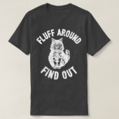 猫のまわりにを探し出すおもしろい Tシャツ (デザイン正面)