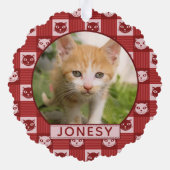 猫のカスタム写真と名前Red Paw Print Gingham オーナメントカード (裏面)