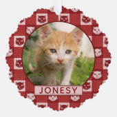 猫のカスタム写真と名前Red Paw Print Gingham オーナメントカード (正面)