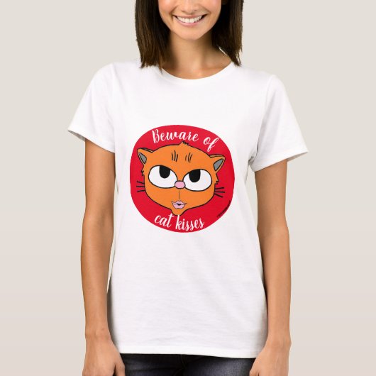 猫のキスにご用心 ほっぺたを赤らめた子猫 Tシャツ (正面)