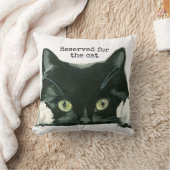 猫のクッションの黒猫のために確保される クッション (ブランケット)