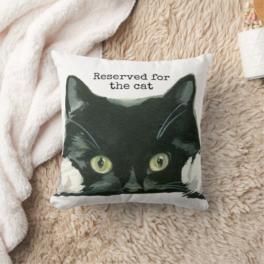 猫のクッションの黒猫のために確保される クッション (ブランケット)