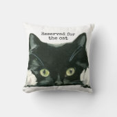 猫のクッションの黒猫のために確保される クッション (正面)