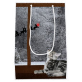 猫のクリスマスの赤い点のトナカイ ミディアムペーパーバッグ (裏面)