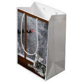 猫のクリスマスの赤い点のトナカイ ミディアムペーパーバッグ (裏面アングル)