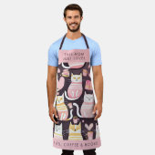 猫のコーヒーと本が大好きなお母さん エプロン (着用した状態)