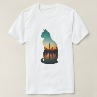 猫のシルエット 都市の夕焼け Tシャツ
