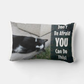 猫のスローガンを恐れないやる気を起こさせること ランバークッション (裏面)