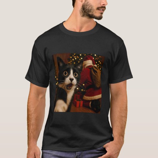 猫のセルフィーサンタクリスマスの賑やかな雰囲気 Tシャツ (正面)