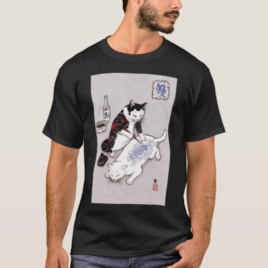 猫のタトゥーアーティスト 浮世絵 風 和風 コイ インク イラスト Tシャツ (正面)