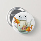 猫のティーポットおよび金魚の花盛りの茶 缶バッジ (正面&裏面)