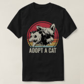 猫のプッサムおもしろいとタヌキを養子にする Tシャツ (デザイン正面)