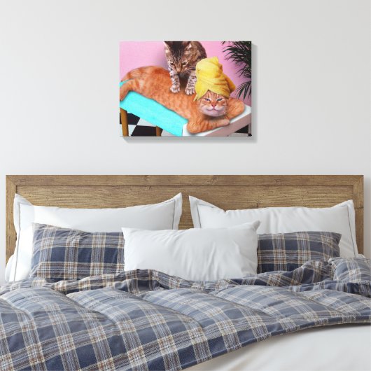猫のマッサージを楽しむオレンジ色の猫 キャンバスプリント (インサイチュ (寝室))
