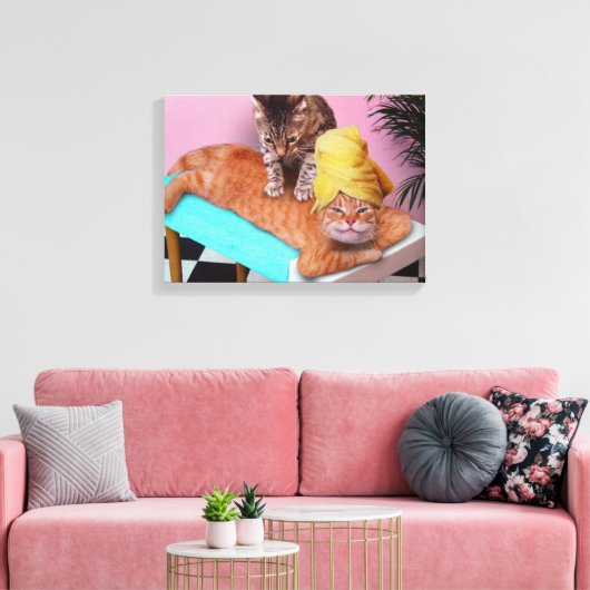 猫のマッサージを楽しむオレンジ色の猫 キャンバスプリント (インサイチュ (リビング))