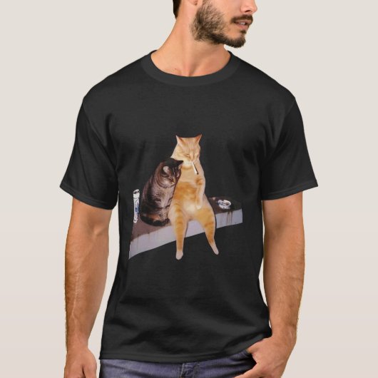 猫のミーム 猫がタバコを吸っている Tシャツ (正面)