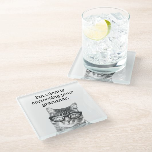 猫の写真の文法を黙って修正してるおもしろい ガラスコースター (アングル)