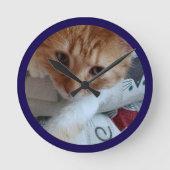 猫の写真テキストのカスタマイズ ラウンド壁時計 (正面)