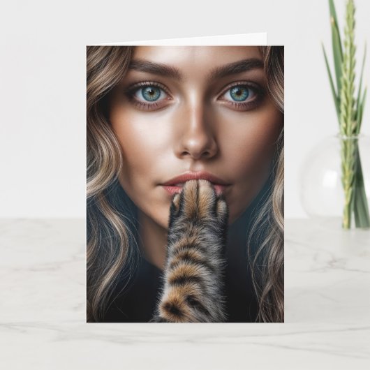 猫の前足が女性の唇に乗っている誕生日 カード (正面)