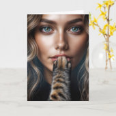 猫の前足が女性の唇に乗っている誕生日 カード (黄色い花)