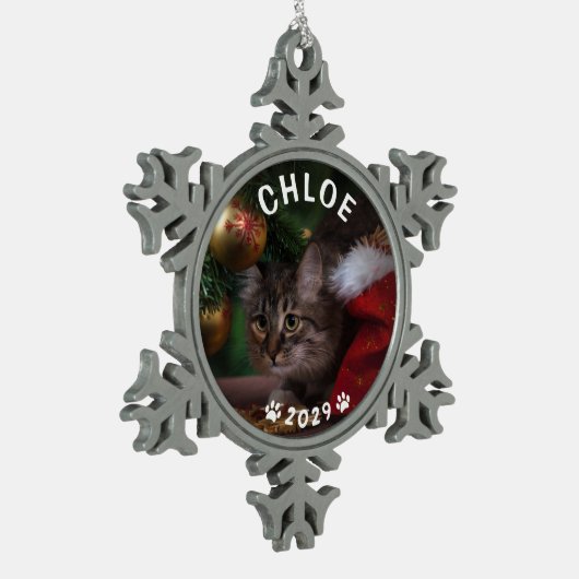 猫の名前Year Pawプリントのホリデーフォト スノーフレークピューターオーナメント (左)