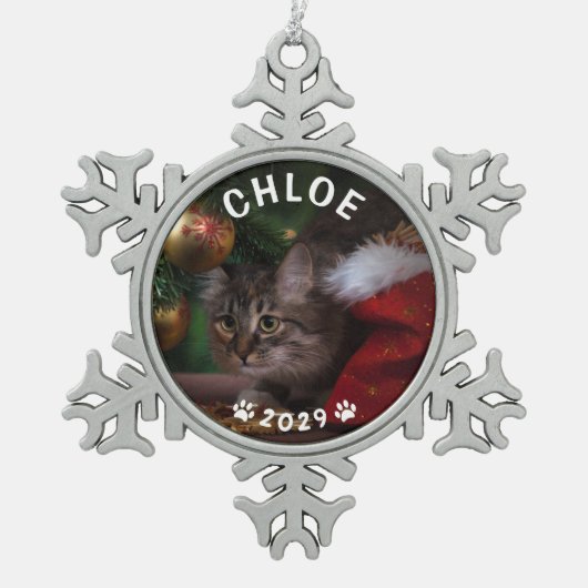 猫の名前Year Pawプリントのホリデーフォト スノーフレークピューターオーナメント (正面)