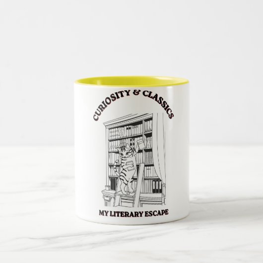 猫の図書館司書 美しいアートポスター ツートーンマグカップ (中央)