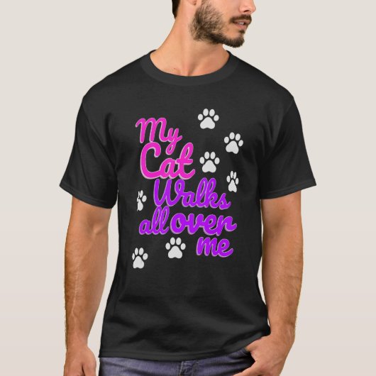 猫の女性が全身をグラフィックで歩く Tシャツ (正面)