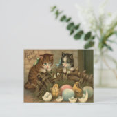 猫の子ネコのイースターによって着色される色彩の鮮やかな卵のひよこ シーズンポストカード (スタンド正面)