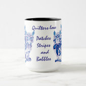 猫の子ネコの民俗青いデルフトパッチはまたは縞で飾りますか、またはへまをします マグカップ (中央)