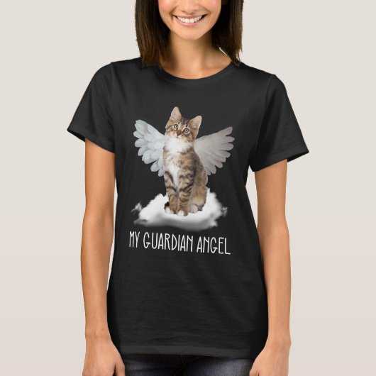 猫の守護天使の羽根の雲のプレゼント Tシャツ (正面)