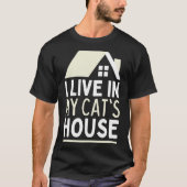 猫の家に住んでいる Tシャツ (正面)