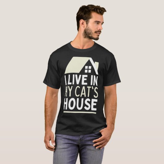 猫の家に住んでいる Tシャツ (正面フル)