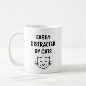 猫の引き寄せ力は異常 猫に惑わされやすい コーヒーマグカップ (左)